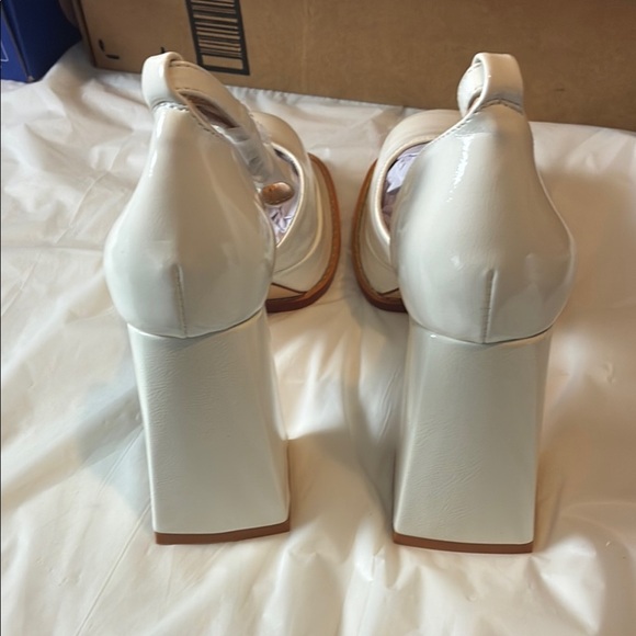 Cream Heels with Elegant Design and Versatile Style - Picture 6 of 9